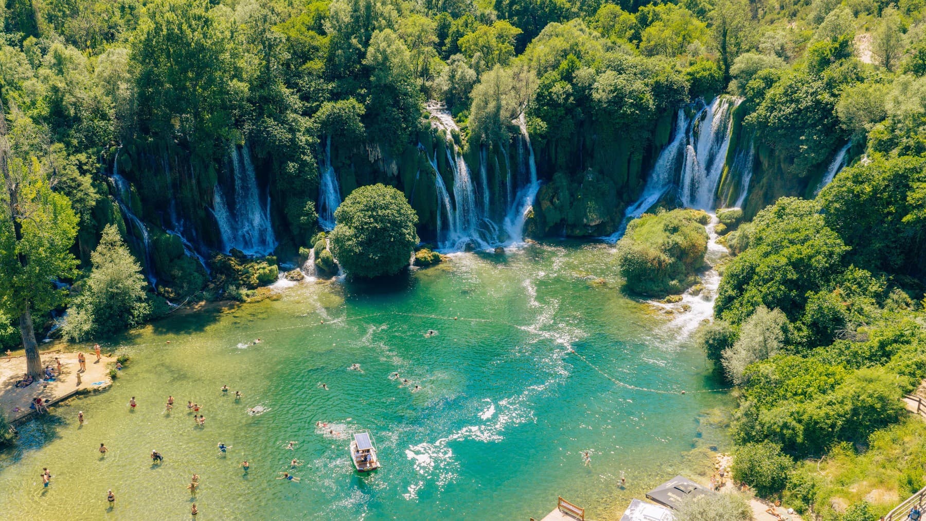 Bosenské vodopády mění barvu vody na smaragdovou. Turisté si k nim nosí plavky i za cenu tlačenice