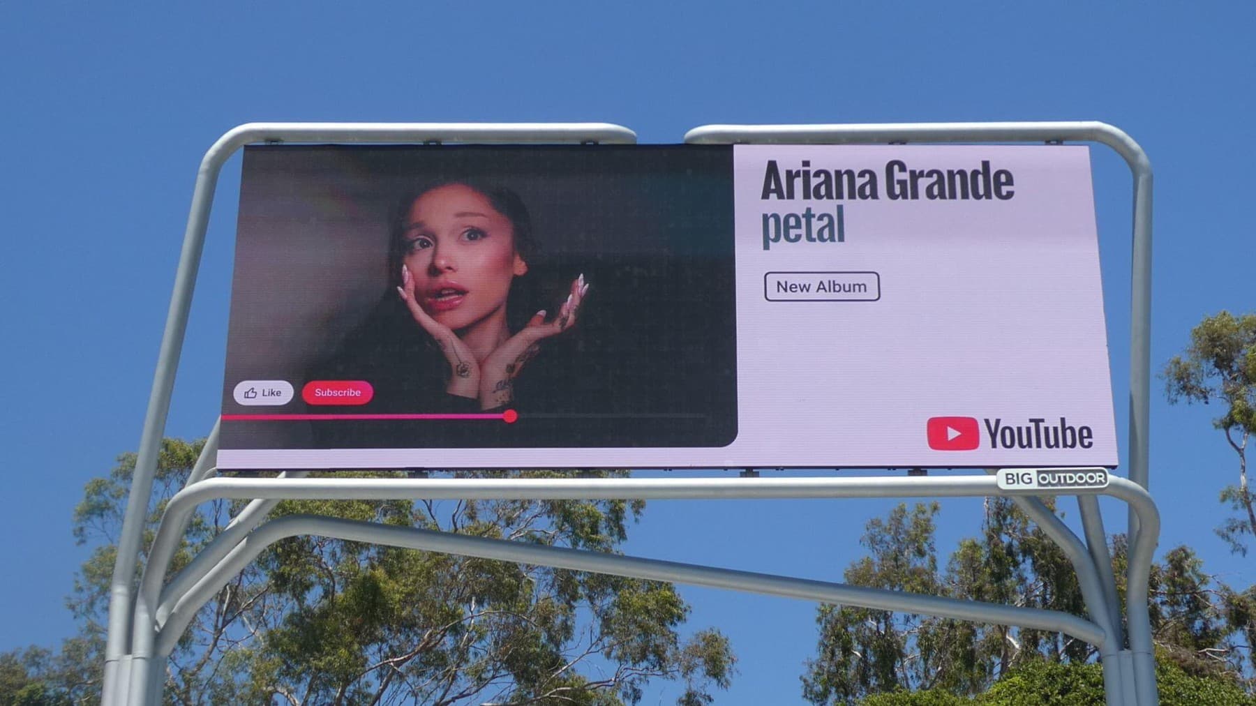 Ariana Grande chce zmizet z očí veřejnosti. Internet mezitím řeší každý centimetr jejího těla