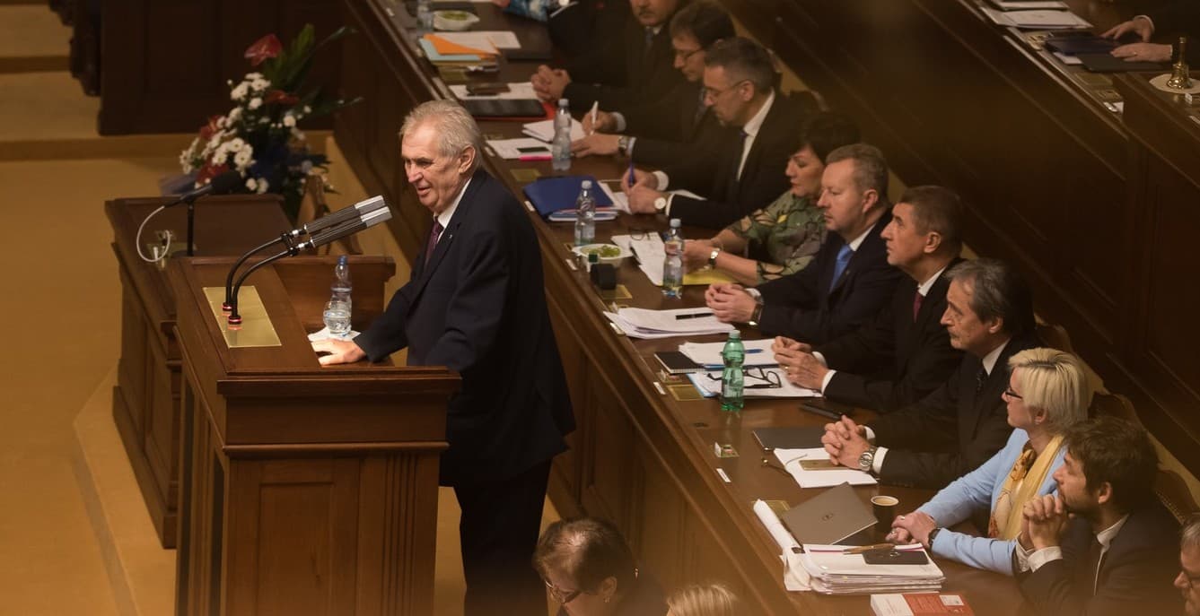Opilecká sněmovna? Největší alkoholické ostudy českých politiků