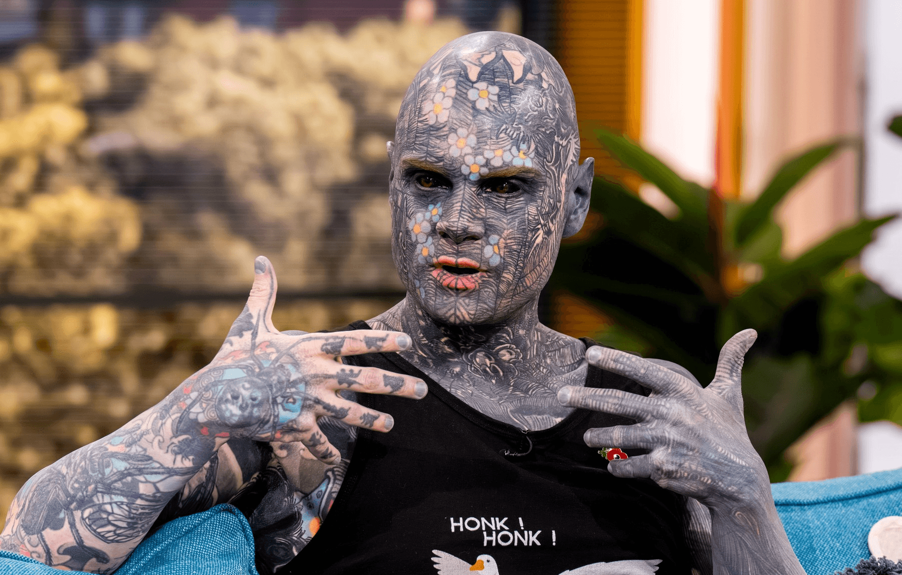 Nejpotetovanějších učitel na světě má potetované oční bulvy. Rodiče se děsí, on tvrdí, že děti učí toleranci