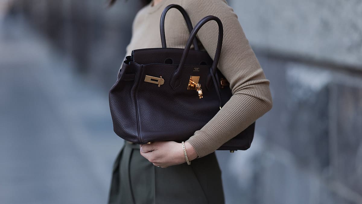 Pařížské paláce přišly o přímou linku do Hermès. Za milion korun na noc dnes host kabelku Birkin nedostane