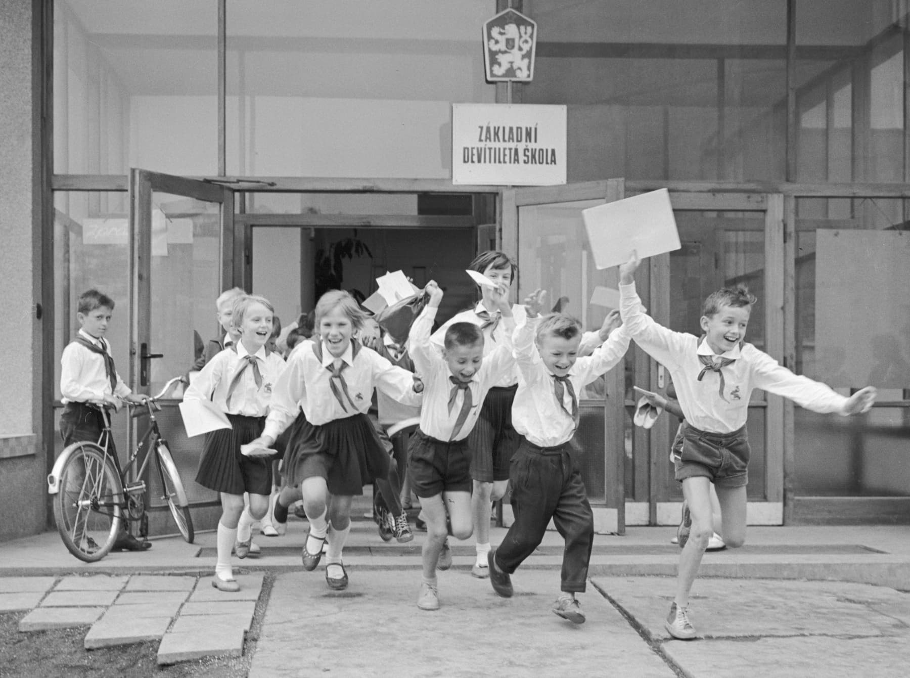 Ulízané pěšinky, karafiáty pro učitelky a hurá na pionýrský tábor. Retro fotky pro ty, kdo pamatují vízo za socíku 