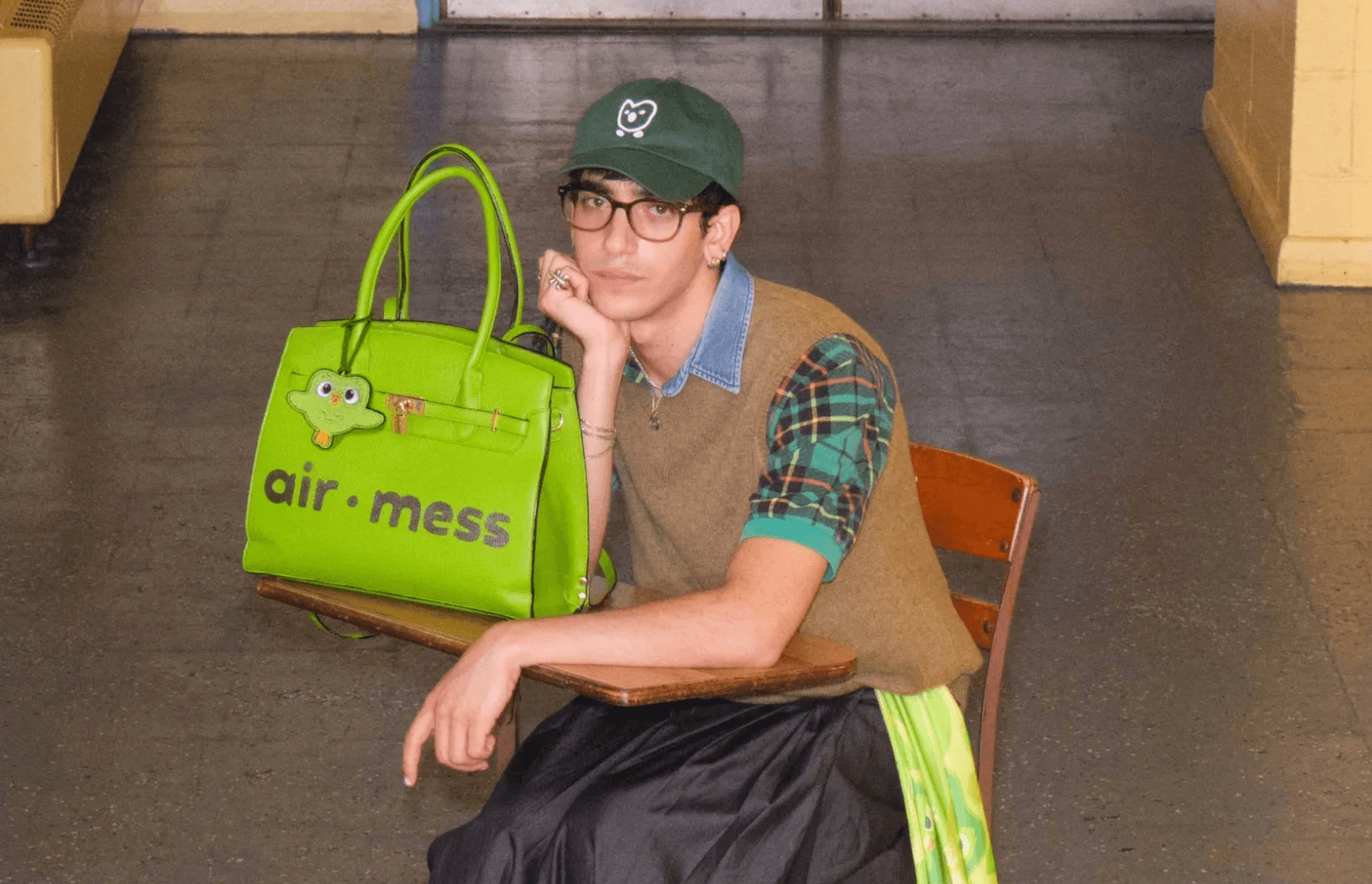 Jak správně vyslovit Hermès? Duolingo proměnilo špatnou výslovnost luxusních značek v nejžádanější merch