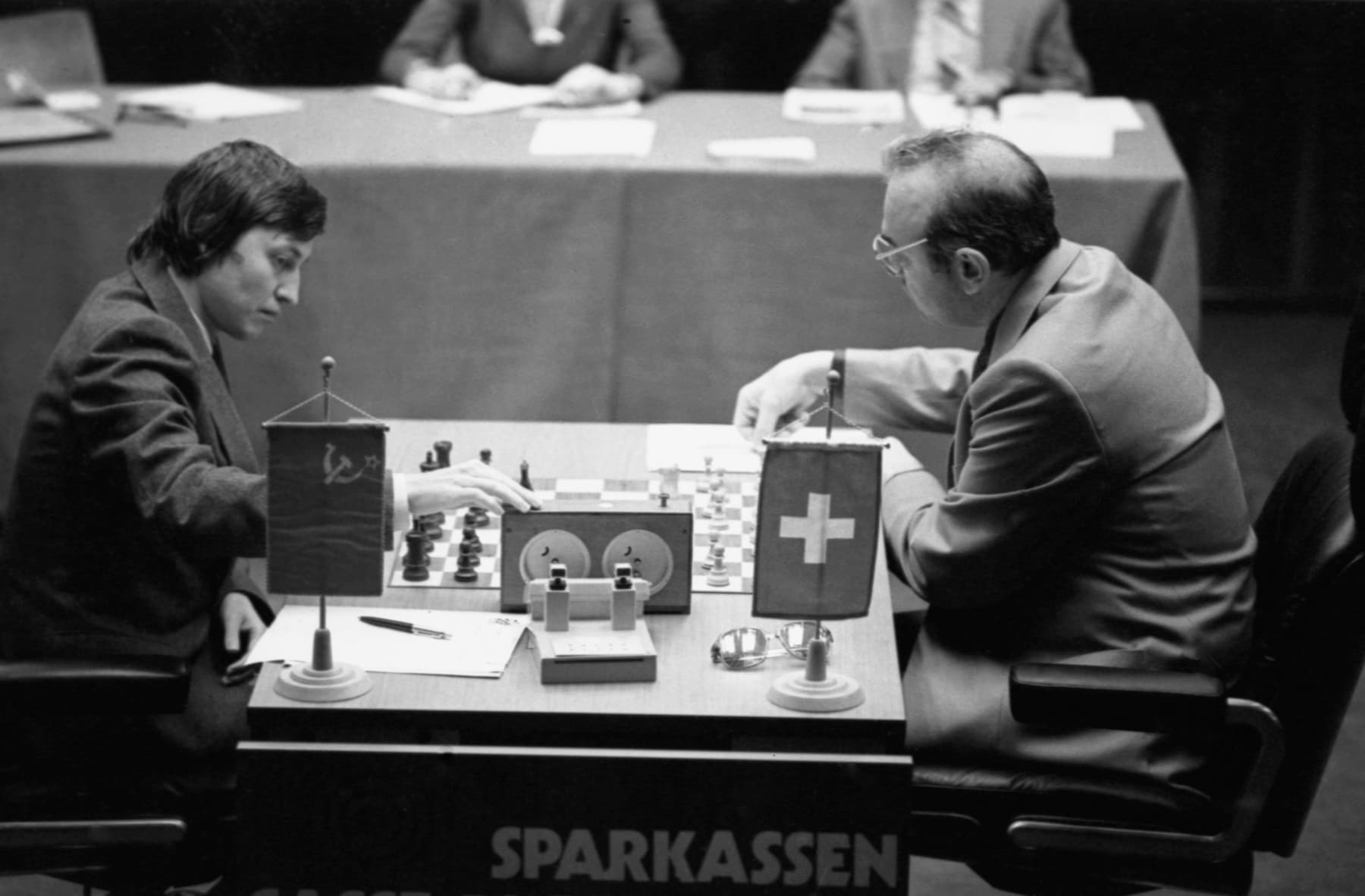 Karpov čelil muži, kterého Moskva prohlásila za zrádce. V nejbizarnějším šachovém střetu studené války byl v akci hypnotizér i kód v jogurtu