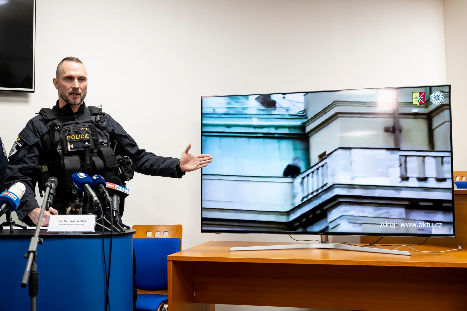 Mobil vraha byl na Filozofické fakultě čtrnáct minut. Policie žádala o lokalizaci, až když zmizel