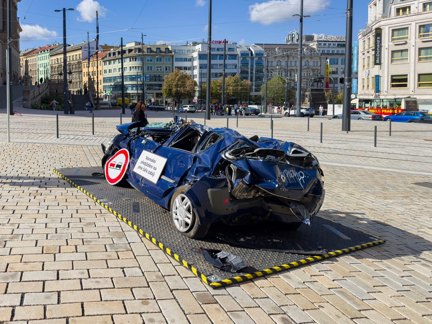 Jediná vteřina a život je pryč. Dokumentarista Klusák se vrátil k tématu autonehod a ukazuje, jak zabíjí „normální“ řízení