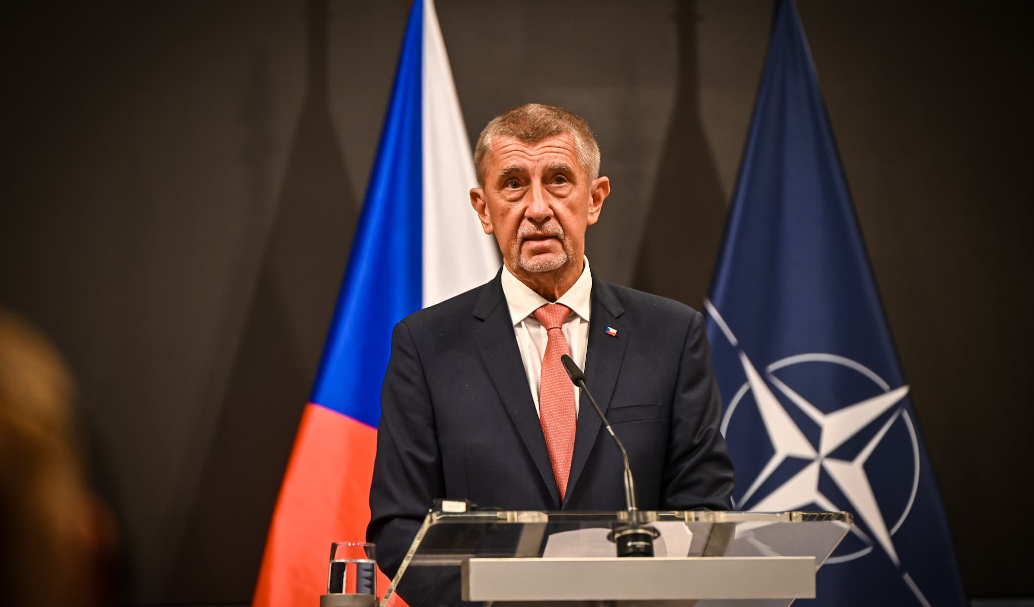 Válka s mloky: Babiš je jednou nohou v NATO a jednou v Rusku