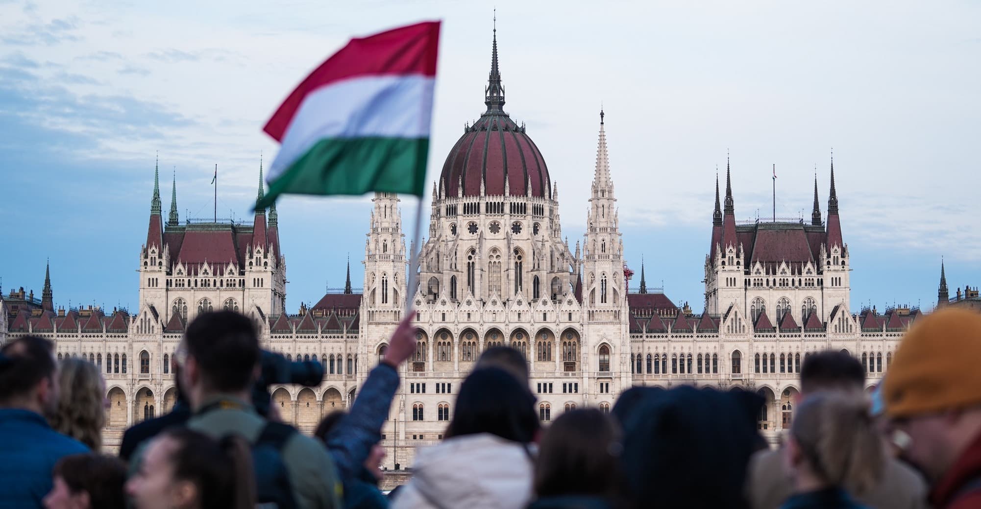 Demontáž režimu začíná. Magyar přebírá Orbánův stroj moci
