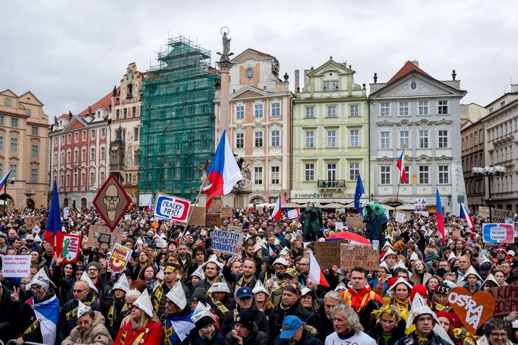 V Praze demonstrovaly tisíce lidí proti zrušení poplatků. Zákon prošel do druhého čtení po nočním jednání