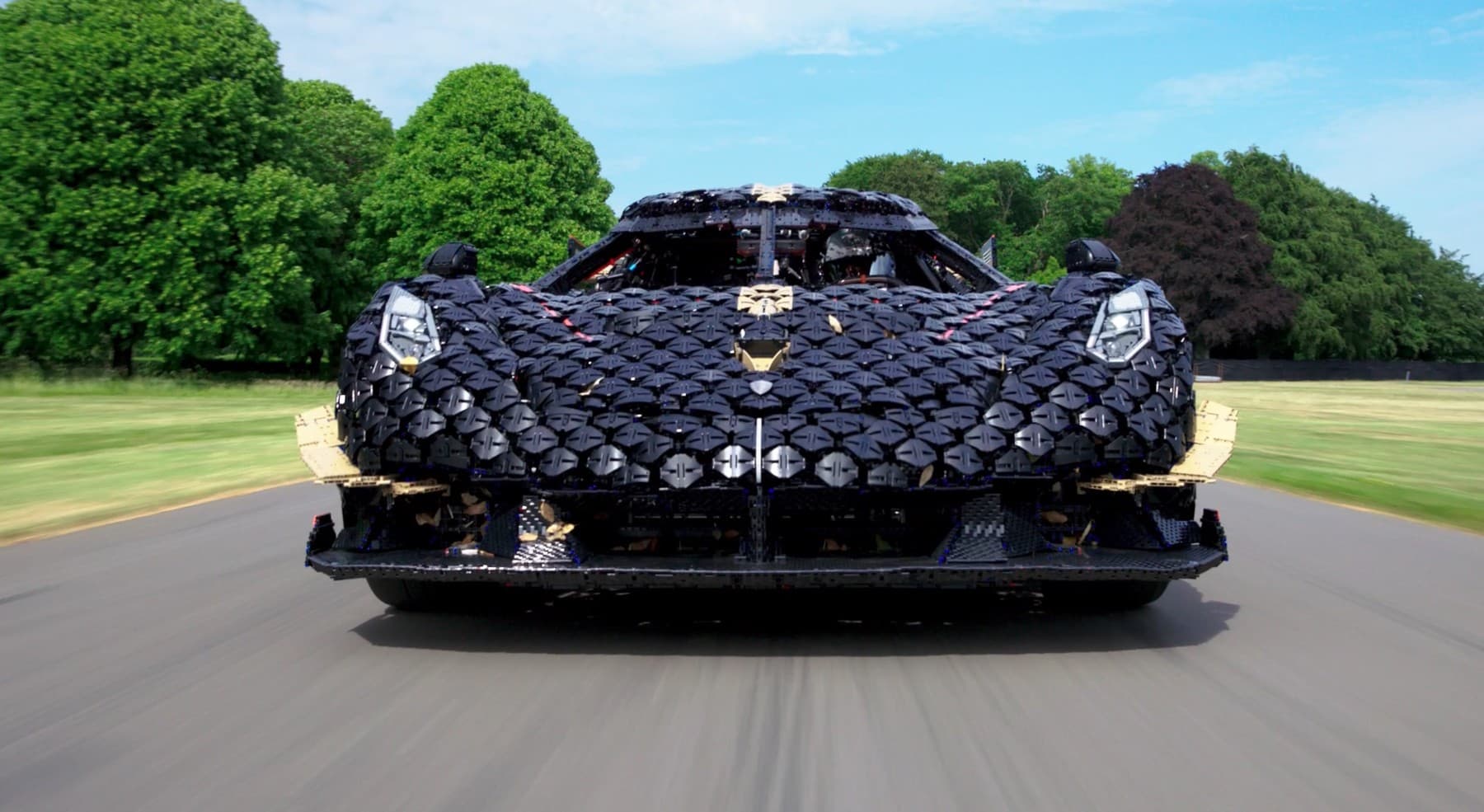 Auto z Lega porazilo na slavném britském kopci supersporty. Rekord padl na 111 kilometrech v hodině bez kapky lepidla