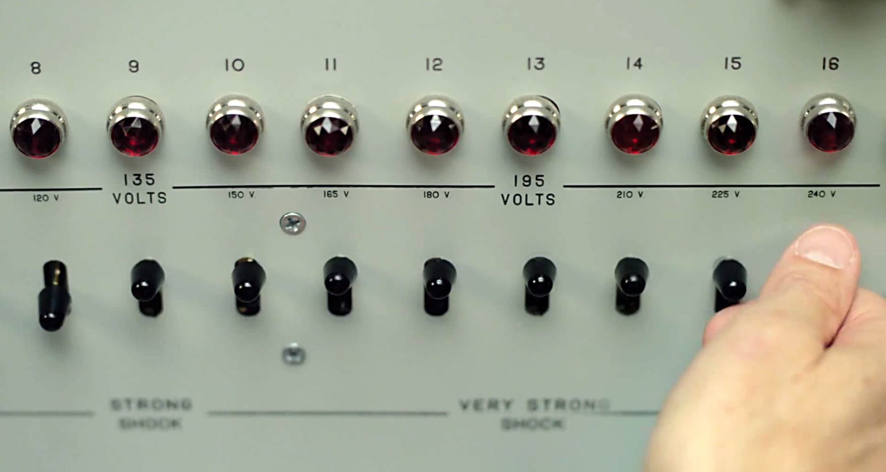 Milgramův experiment znáte možná špatně. Realita byla mnohem složitější než temná legenda