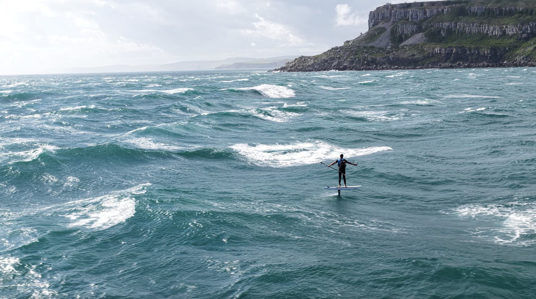 Když paddleboard dostane podvodní křídlo: Stovky kilometrů při extrémní jízdě nad hladinou moře udivují světovou elitu surfařů