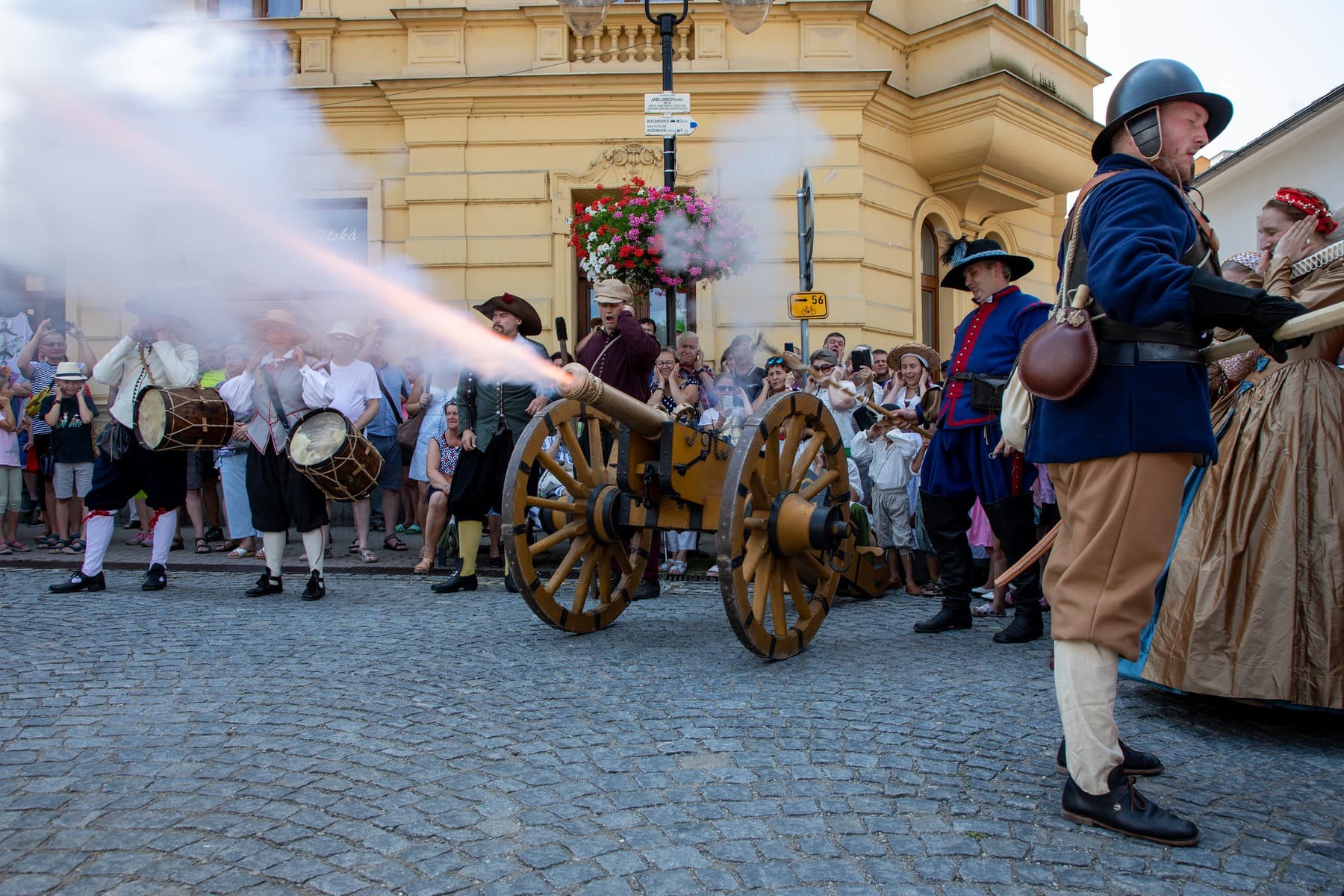 Falešná anexe Těšínska, trestné pyro a eutanazie místo eura. Děleno nulou mapuje týden