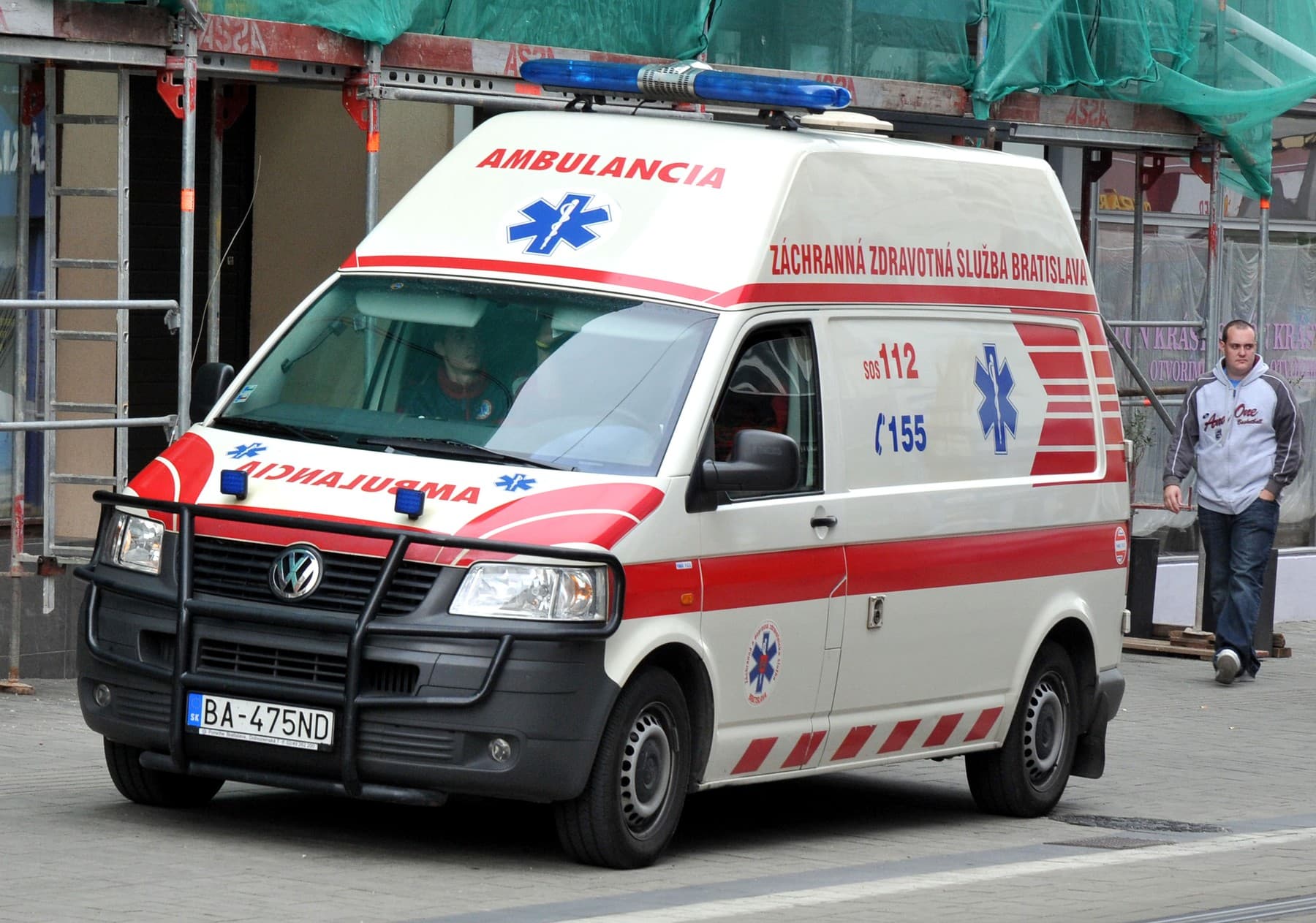 Slovensko žije kauzou sexuálního obtěžování v sanitce. Věřila jim, natočili jí falešné EKG a místo domova skončila u rybníka na lehátku