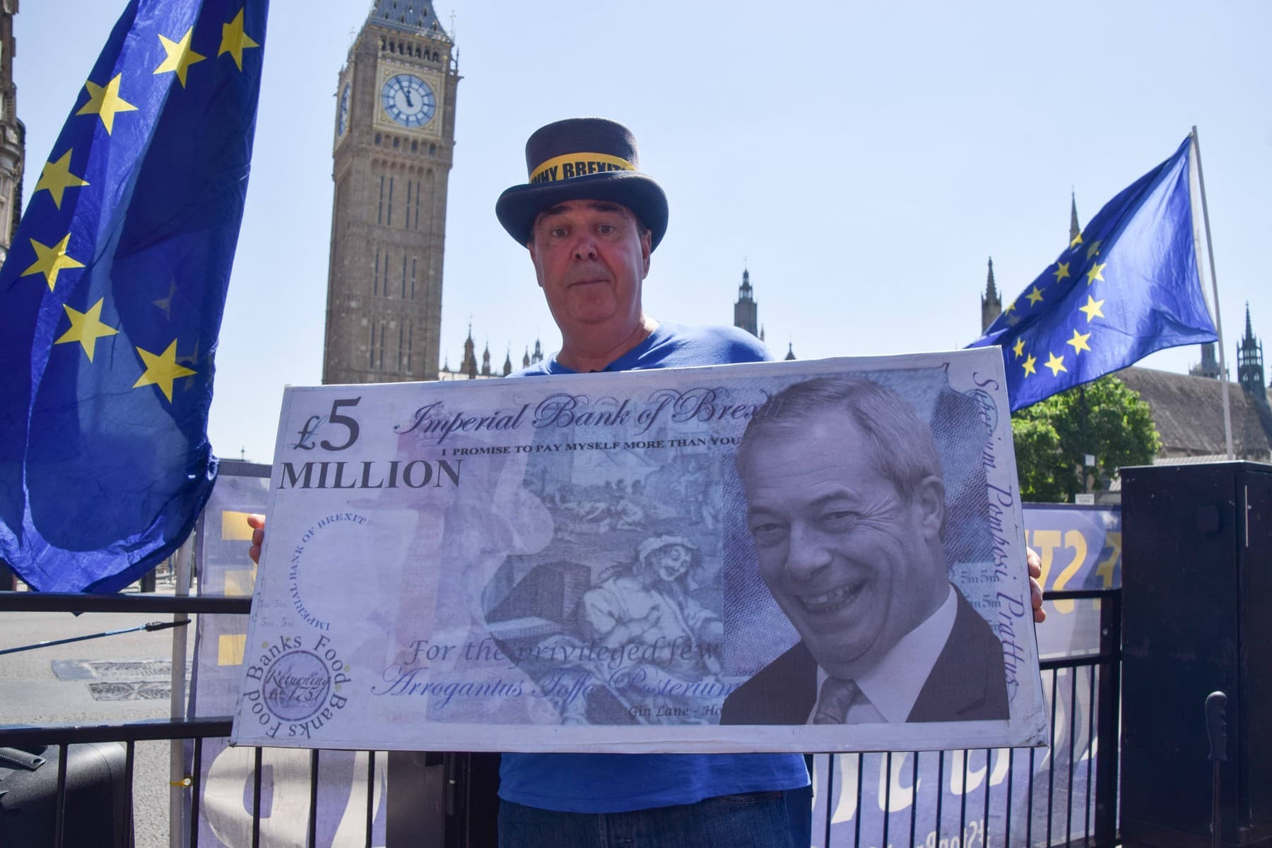 Proti Farageovi stojí komik s popelnicí na hlavě. Šéf britské pravice utíká před vyšetřováním