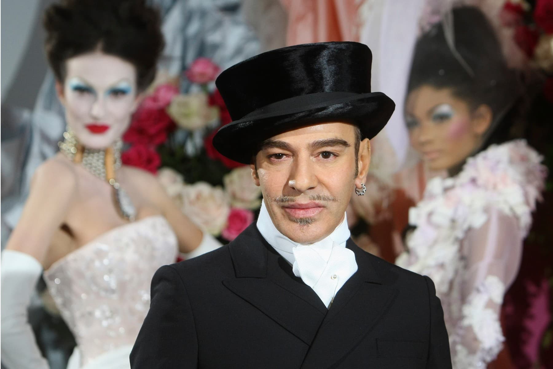 Galliano ovládne Met Gala 2027. Muzeum sází na génia, kterého móda před patnácti lety vyhnala