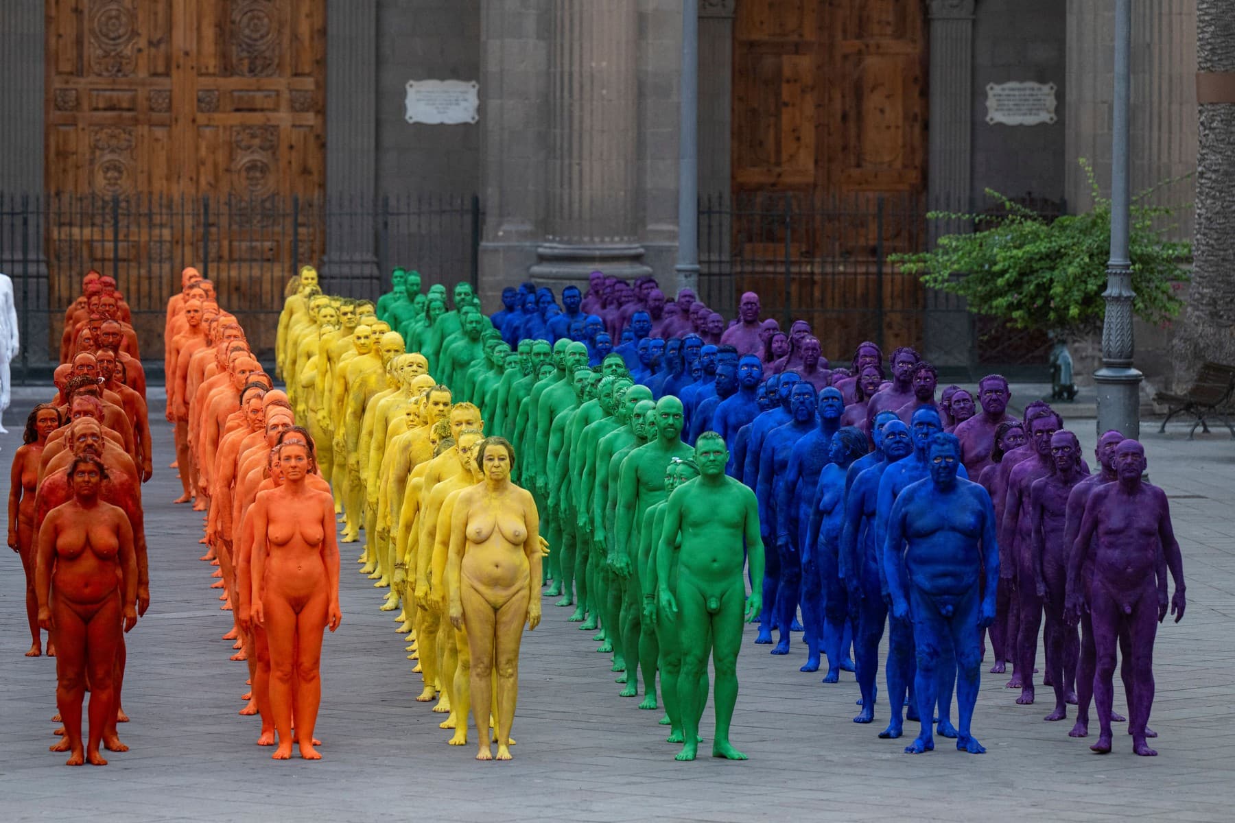 Nazí dobrovolníci ovládli kvůli umění centrum Las Palmas. Fotograf Jason Tunick z nich stvořil živý obraz