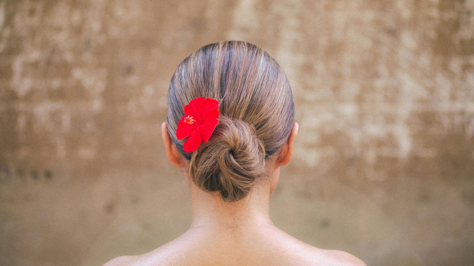 Sleek bun. Trendy účes, po kterém můžou padat vlasy