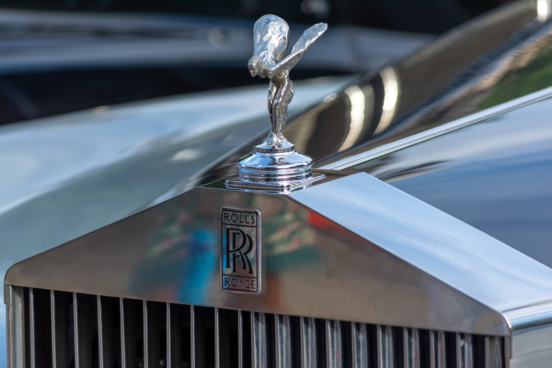 Průměrnému kupci Rolls-Royce je dnes třiačtyřicet. V českých firmách jich slouží 271