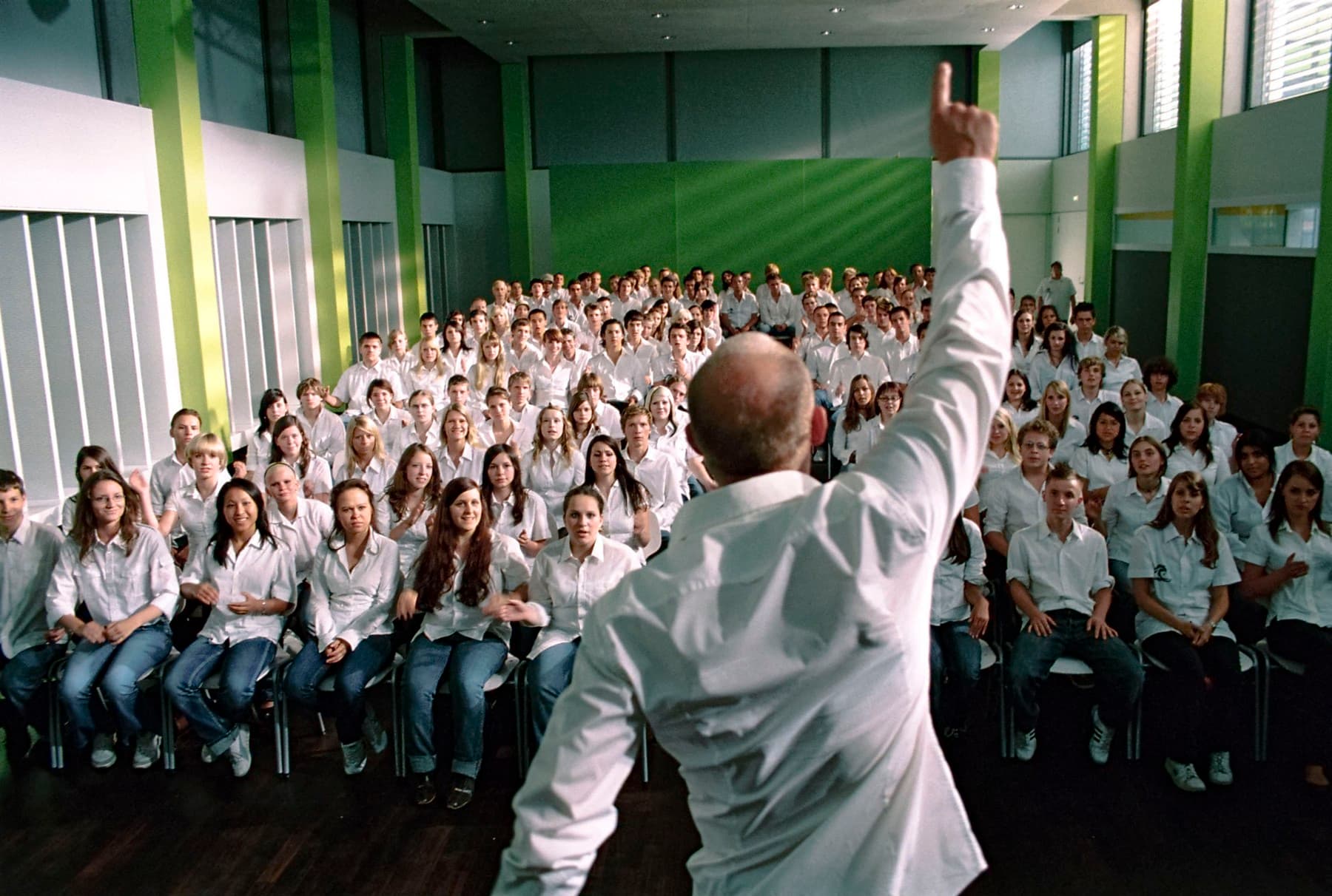 Obrazovka zůstala tmavá, vůdce nepřišel a učitel studentům oznámil, že se nechali zmanipulovat jako Němci za nacismu