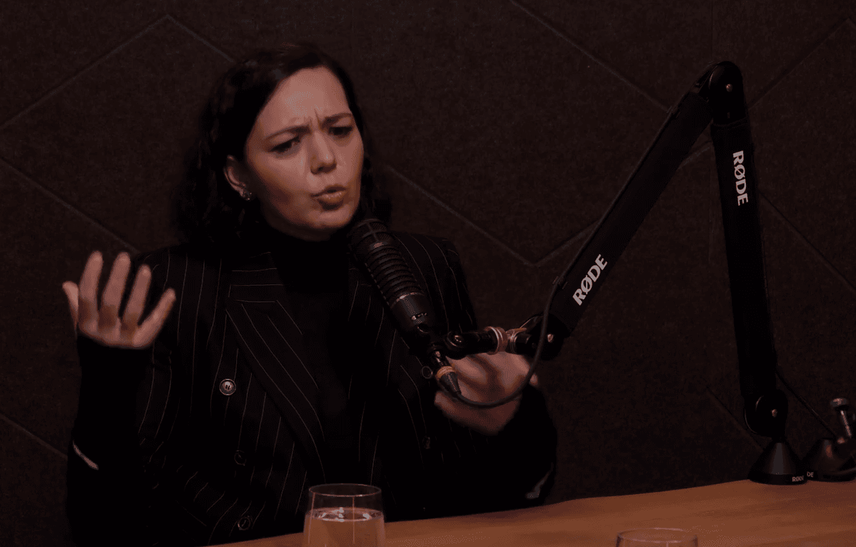 Hollan vyzpovídal poslankyni Urbanovou. Okamura jí zakázal Kyjev a v noci čekala zásah raketou