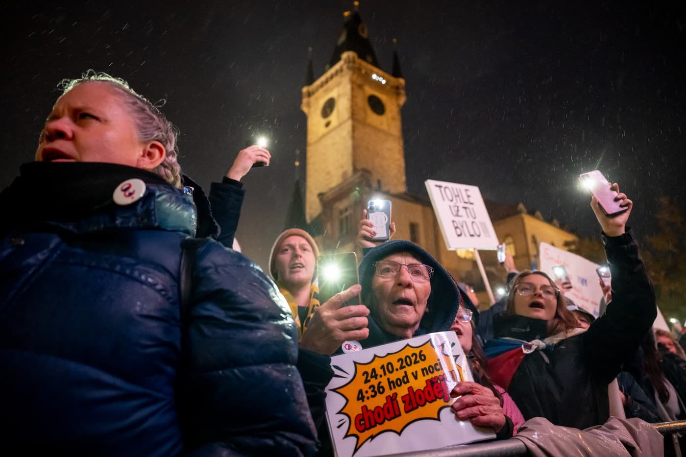 Debata o ČT a ČRo se nekoná, obě strany bojují o symbol. Skutečnou obětí je sněmovní řád