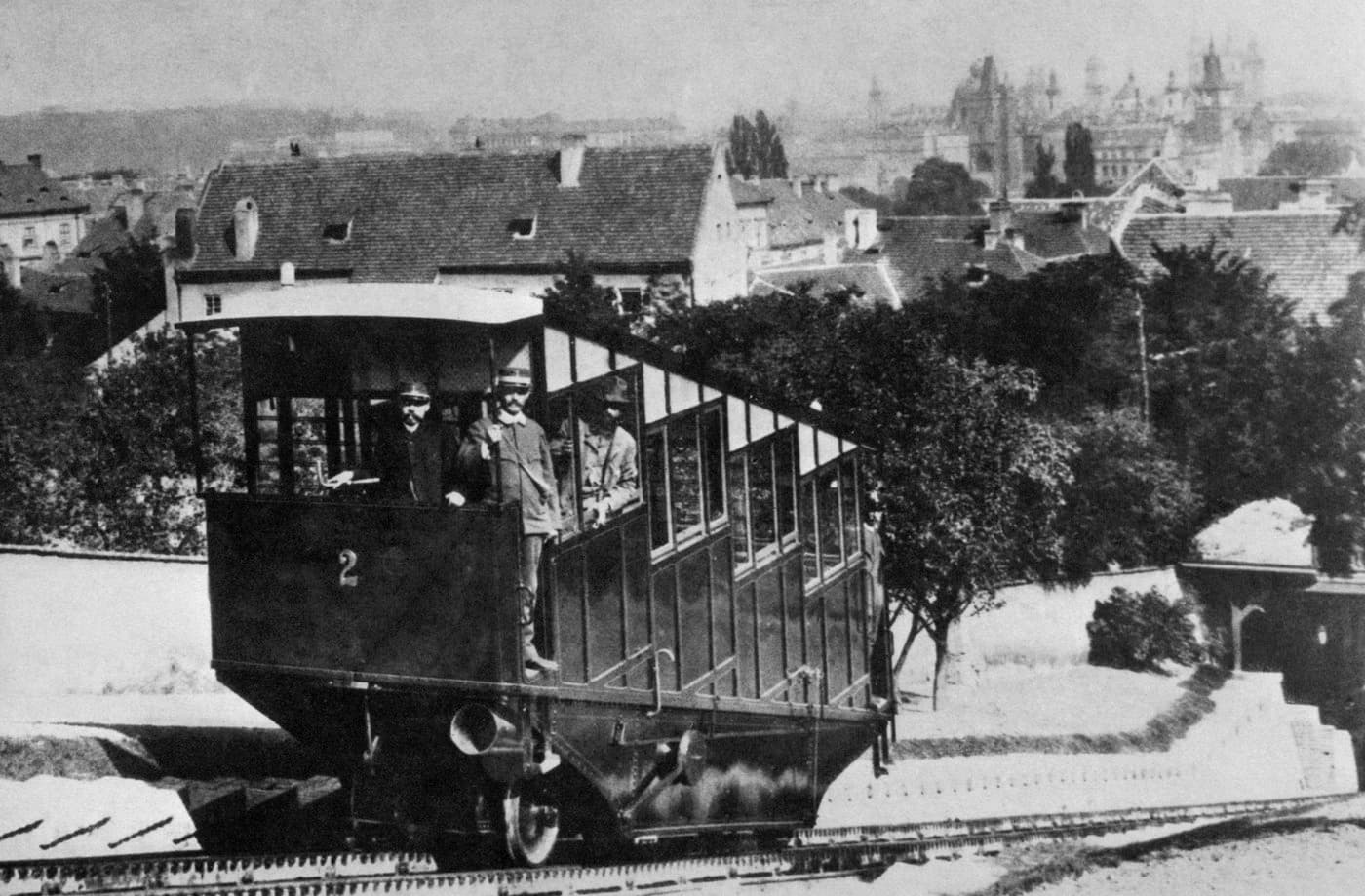 Vozíčkáři a rodiče s kočárky počkají na lanovku do roku 2030. Radnice mezitím slaví přestřižení pásky