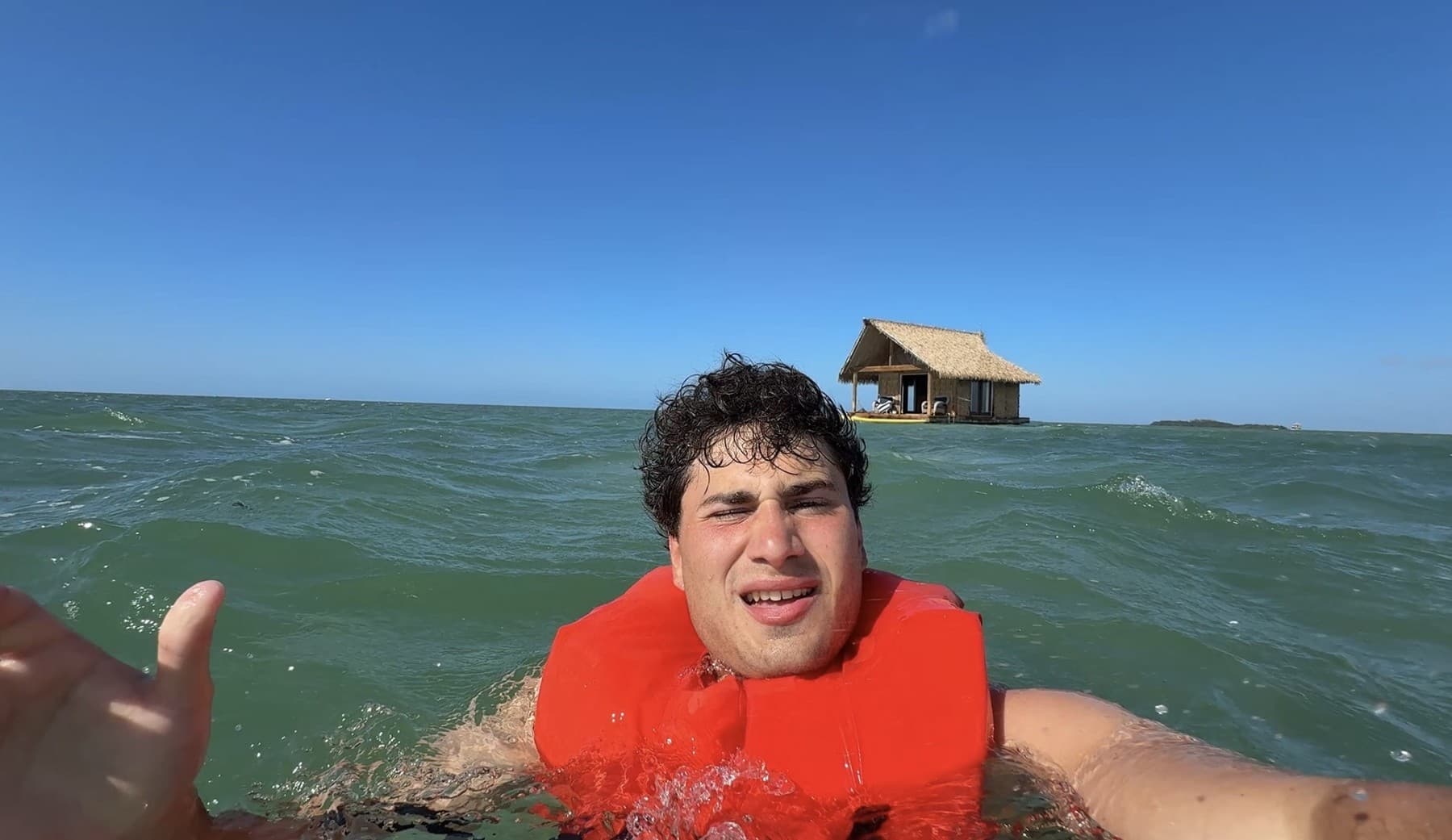Španěl přespal v plovoucím domku uprostřed oceánu. Ubytování pro odvážné se žraloky všude kolem