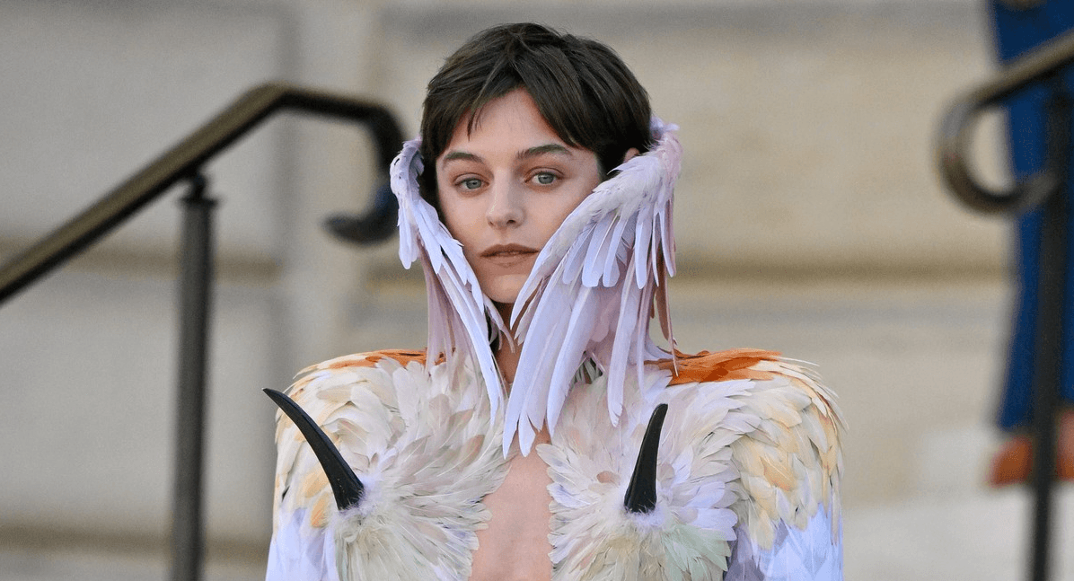 Žádná podprsenka, zato masivní límec plný zobáků. Haute Couture v Paříži odstartoval bizarní úlet