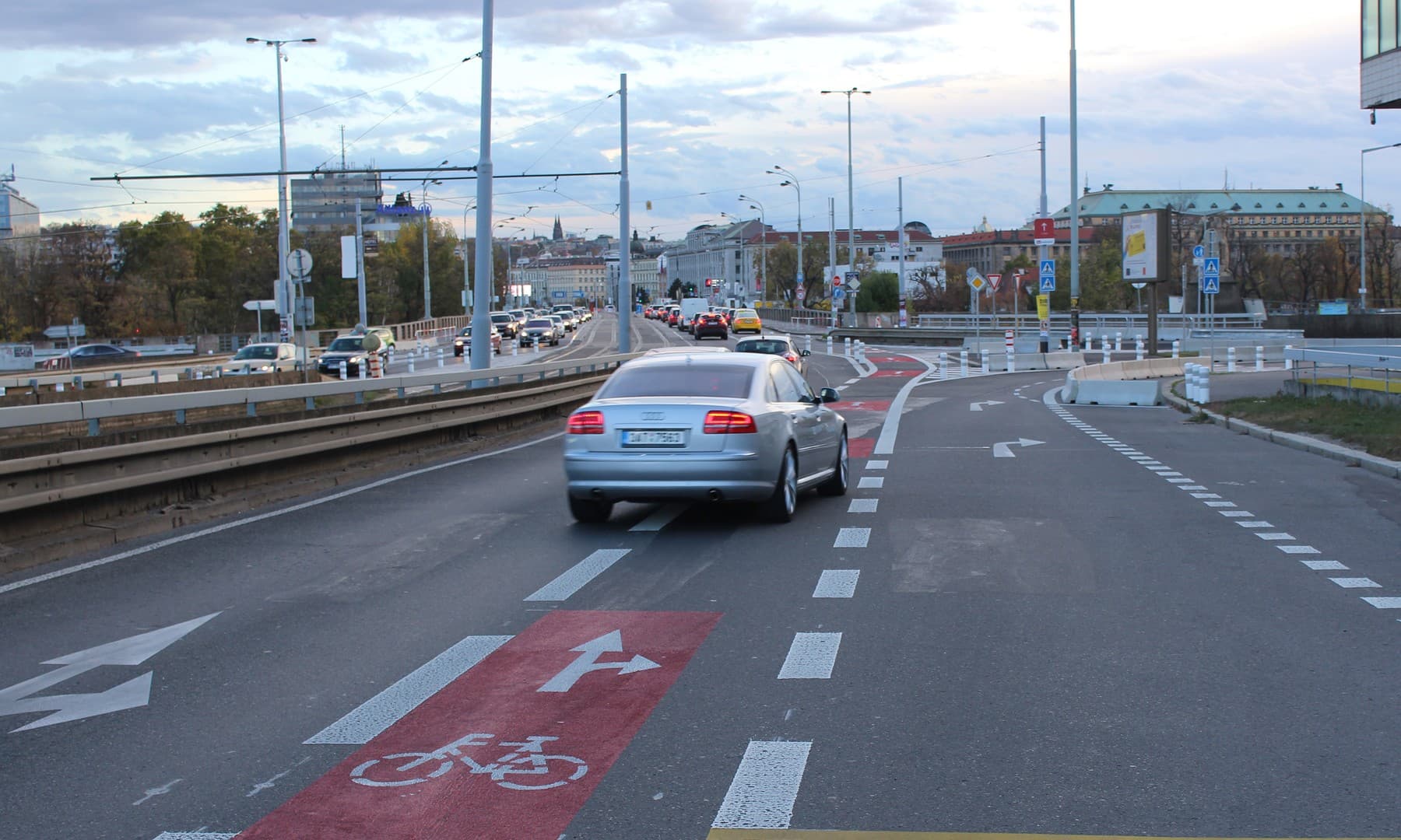 Miliony do prázdných pruhů. Cyklisté je nechtějí, řidiči je nesnáší