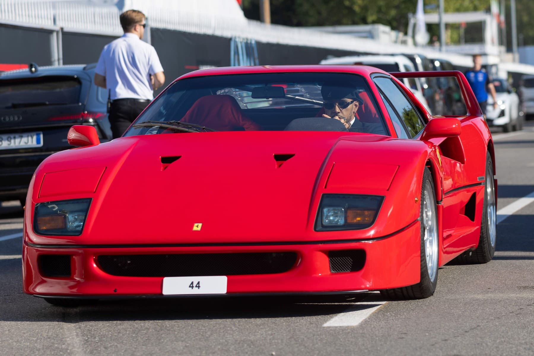 Lewis Hamilton našel v garáži zapomenuté Ferrari F40 | Po 30 letech v prachu mu vdechlo život přímo Maranello