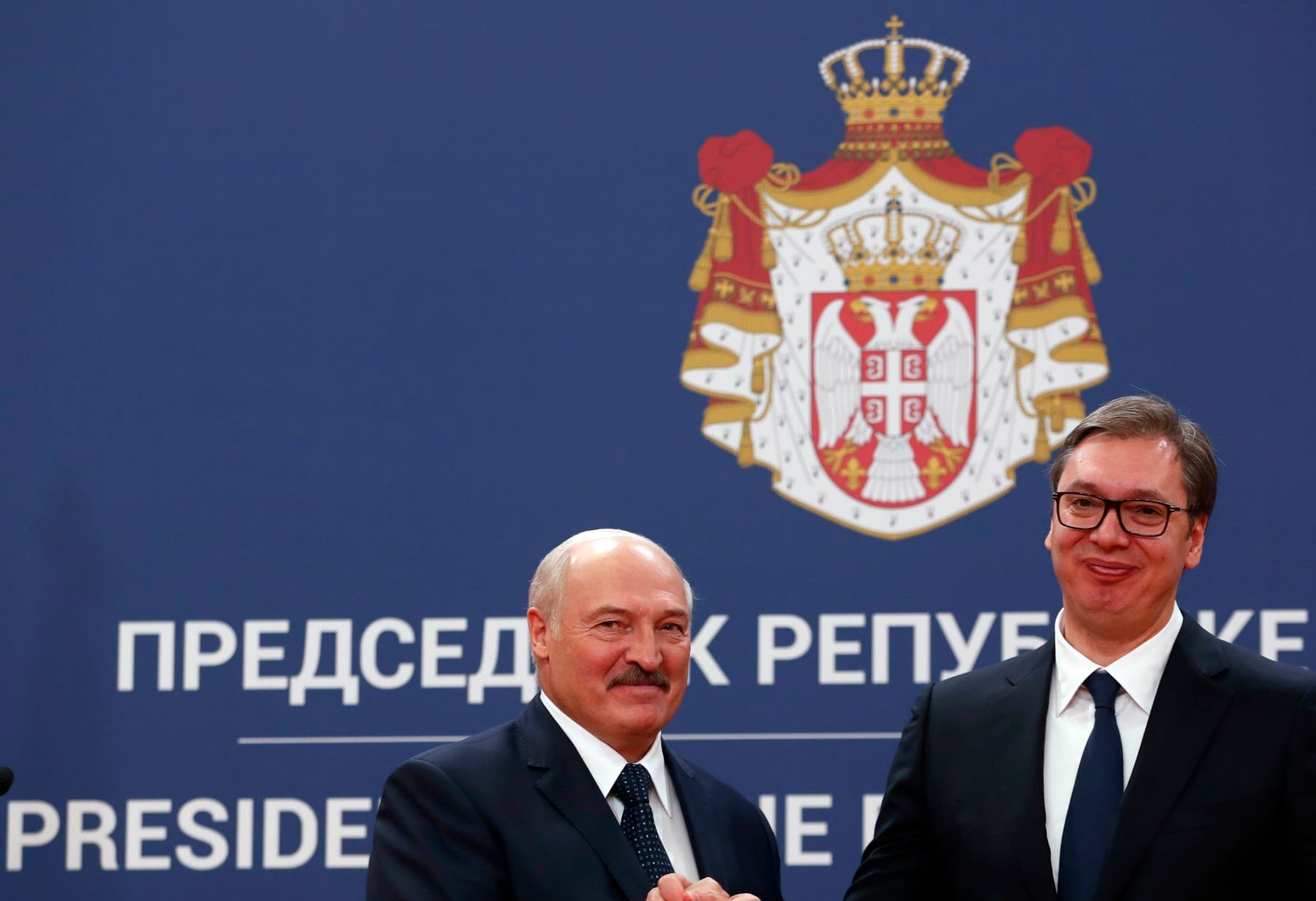 Šestnáct mrtvých v Novém Sadu spustilo protesty, které po dvou letech vynesly studenty k vítězství nad Vučićem