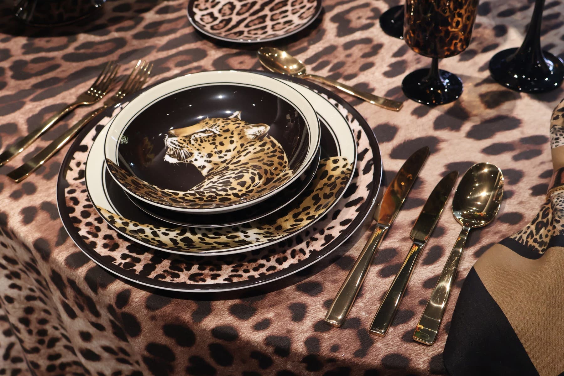 Milánští návrháři Dolce a Gabbana udělali z talíře špaget divadlo pro horních deset tisíc. Luxusní kýč na stolech ukazuje korporátní cynismus módního světa