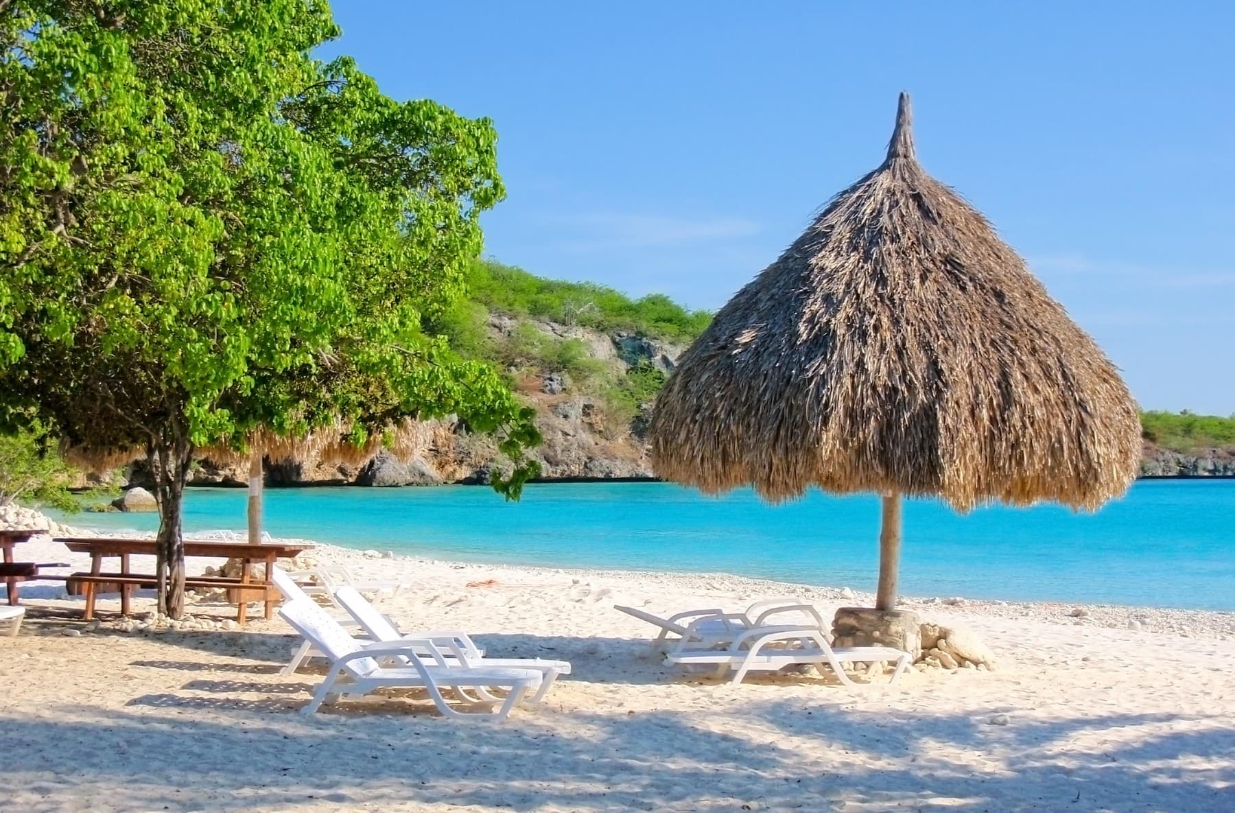 Koloniální klenot, tyrkysové moře a slavný likér. Autonomní ráj Curaçao láká turisty a teď navíc šokuje celý fotbalový svět