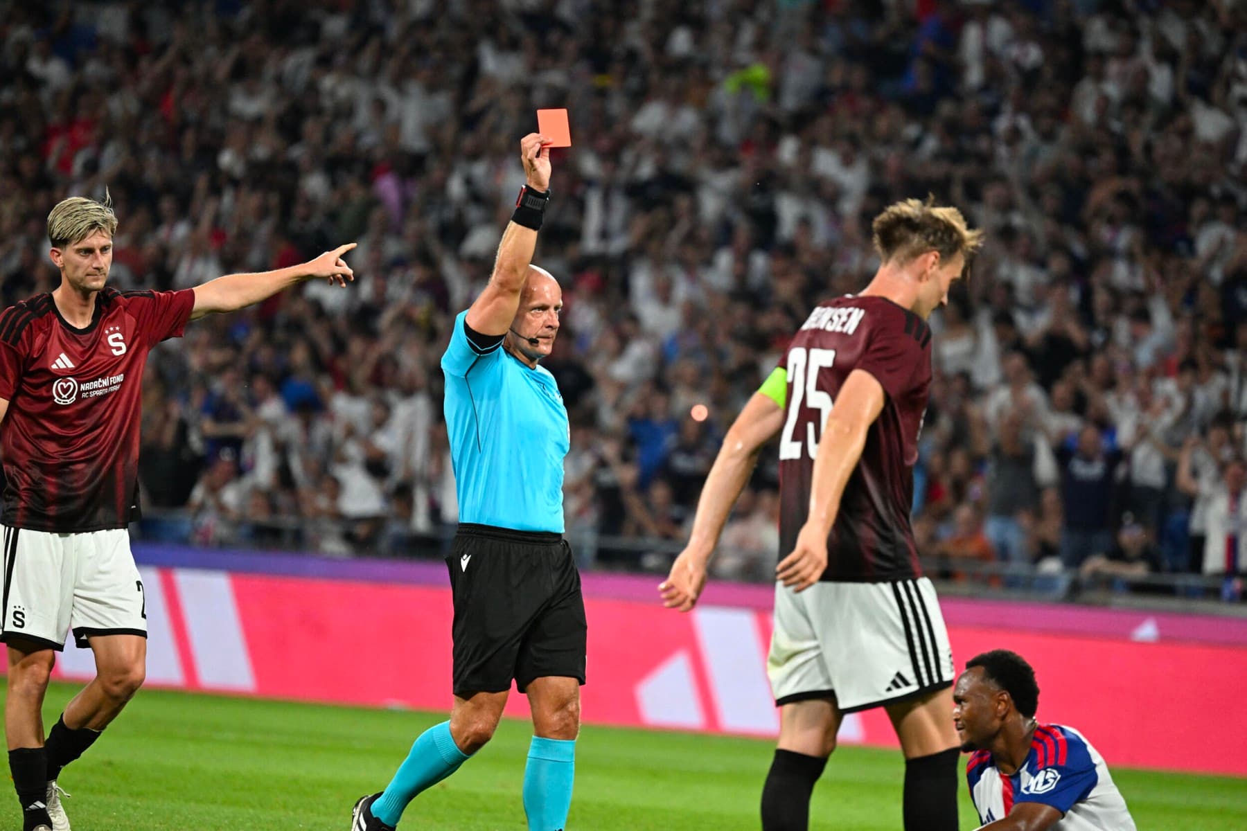 Sparta vypadla z Ligy mistrů v Lyonu. Vedení proto slibuje fanouškům klid a slibnou budoucnost