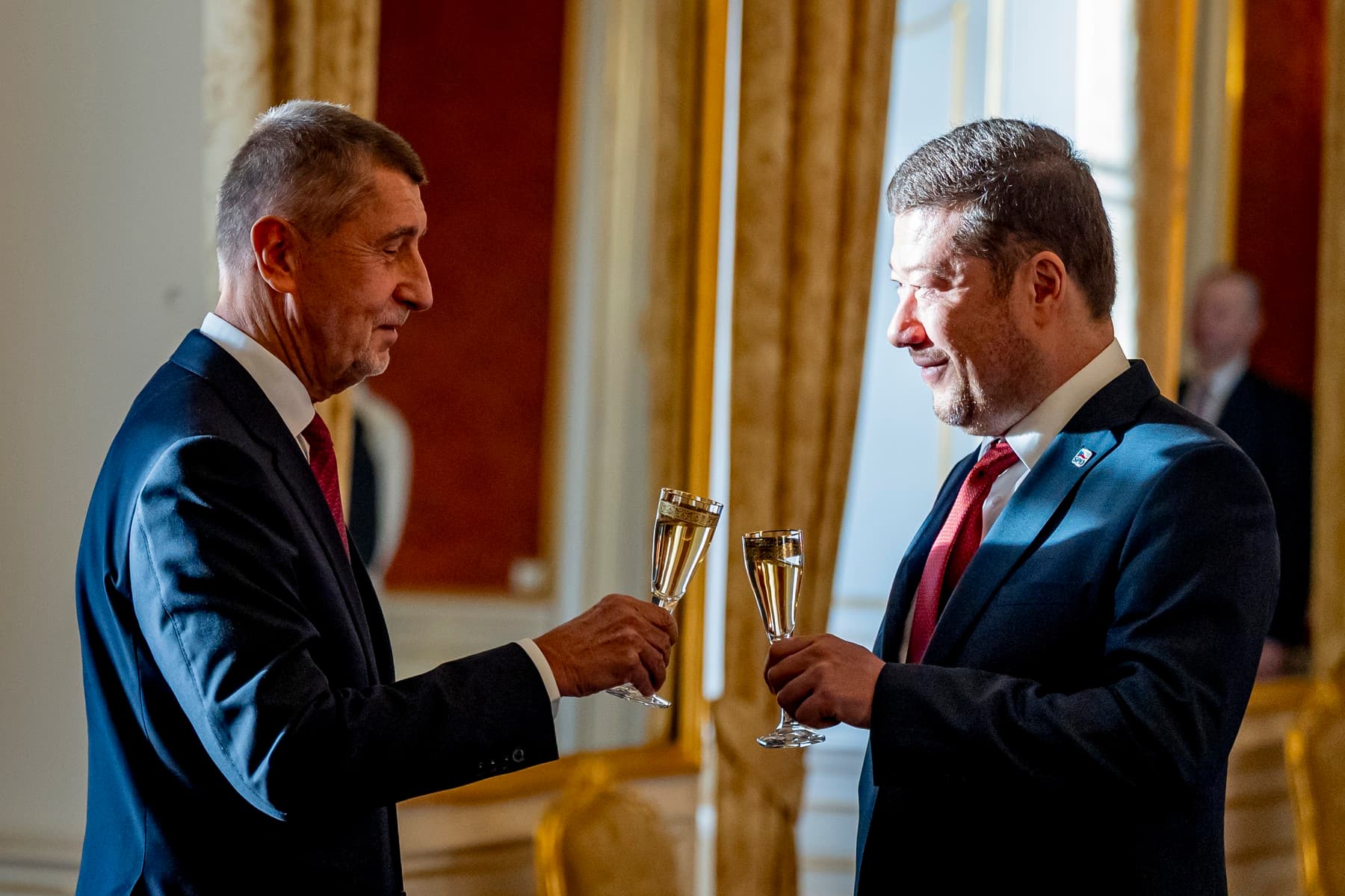 Temná nacionalistická prasárna hnutí ANO a SPD. Šafr odhaluje zákulisní kšefty s Okamurou
