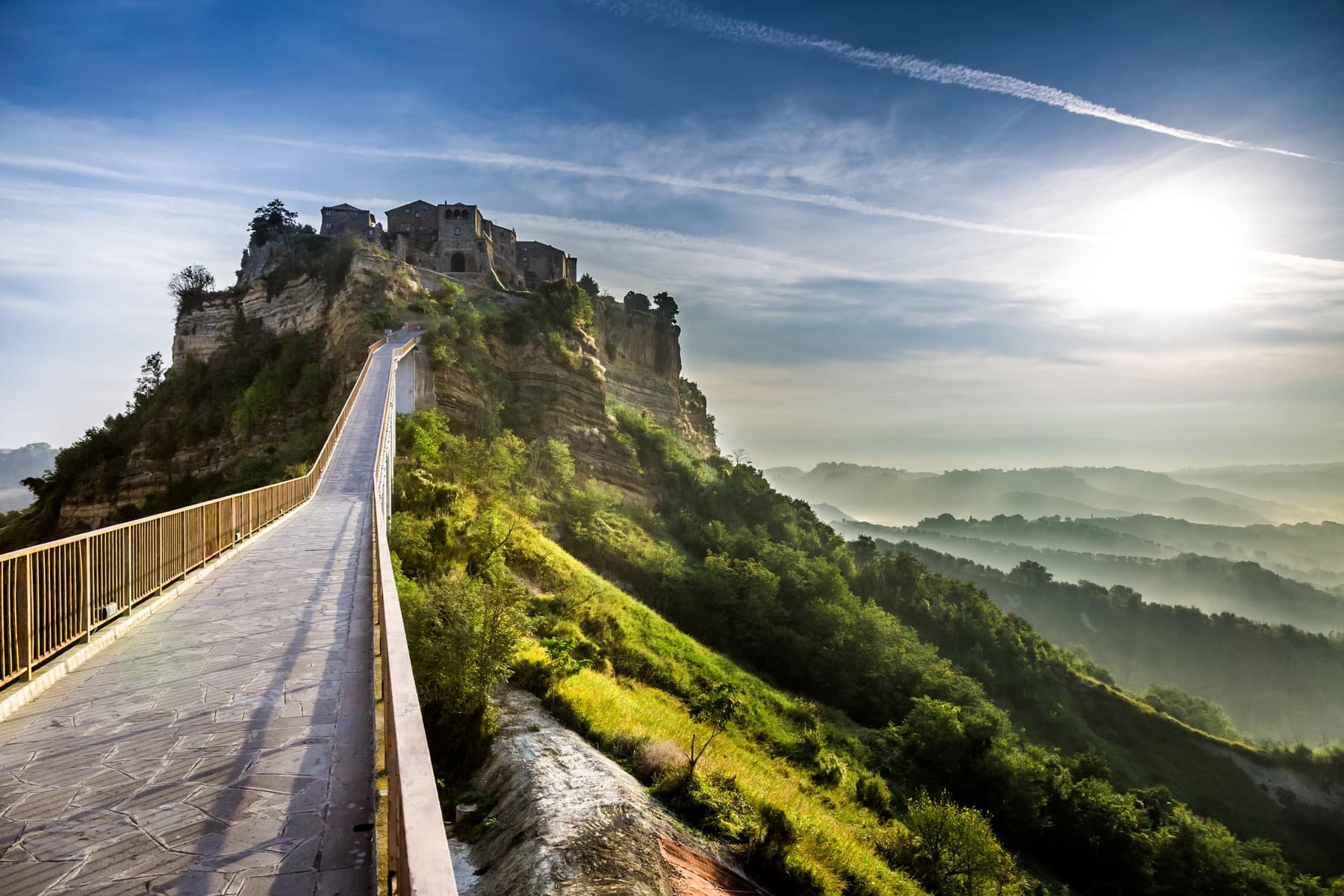 Civita di Bagnoregio stojí na měkkém tufu. Skála se drolí a městečko mizí i s domy