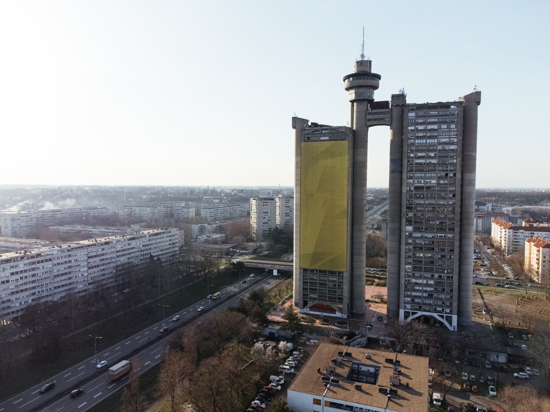 Západní brána Bělehradu: Brutalistní ikona, která měla chytrou hlavu, ale na motor do restaurace už nezbylo