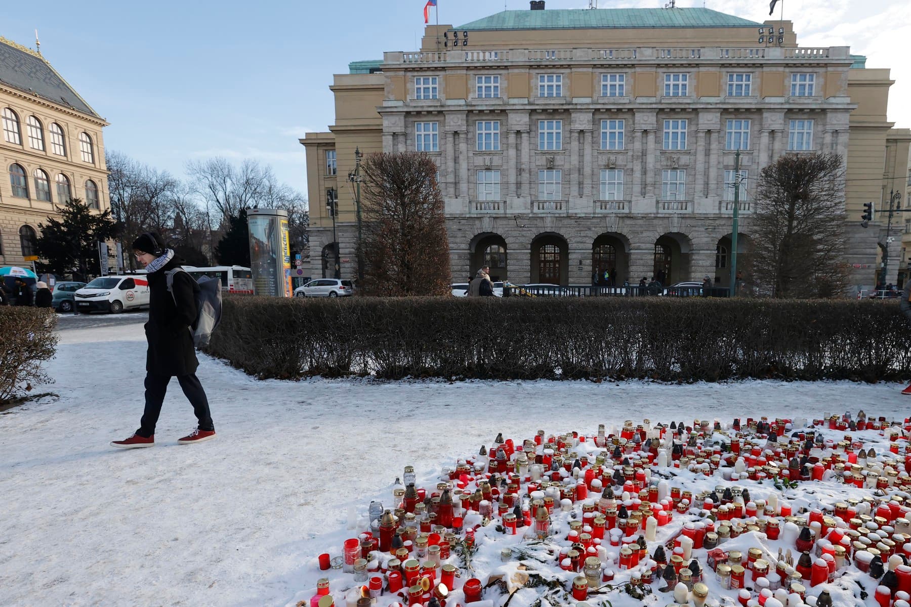 Osm legálních zbraní za šest měsíců. Policie jejich držení zjistila až hodinu po začátku pátrání, upozorňuje VINA: Případ fakulta