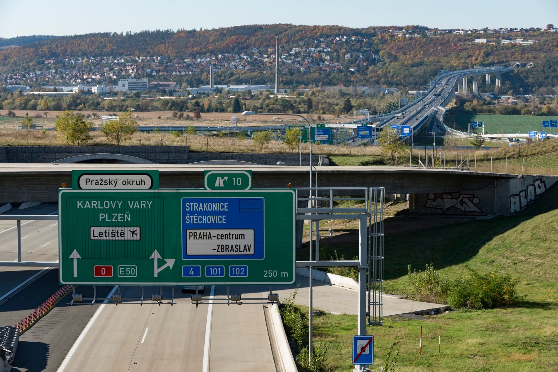 Praha má skvělou MHD, silnice ale desítky let nedostaví. Na vině je byrokracie, tvrdí expert