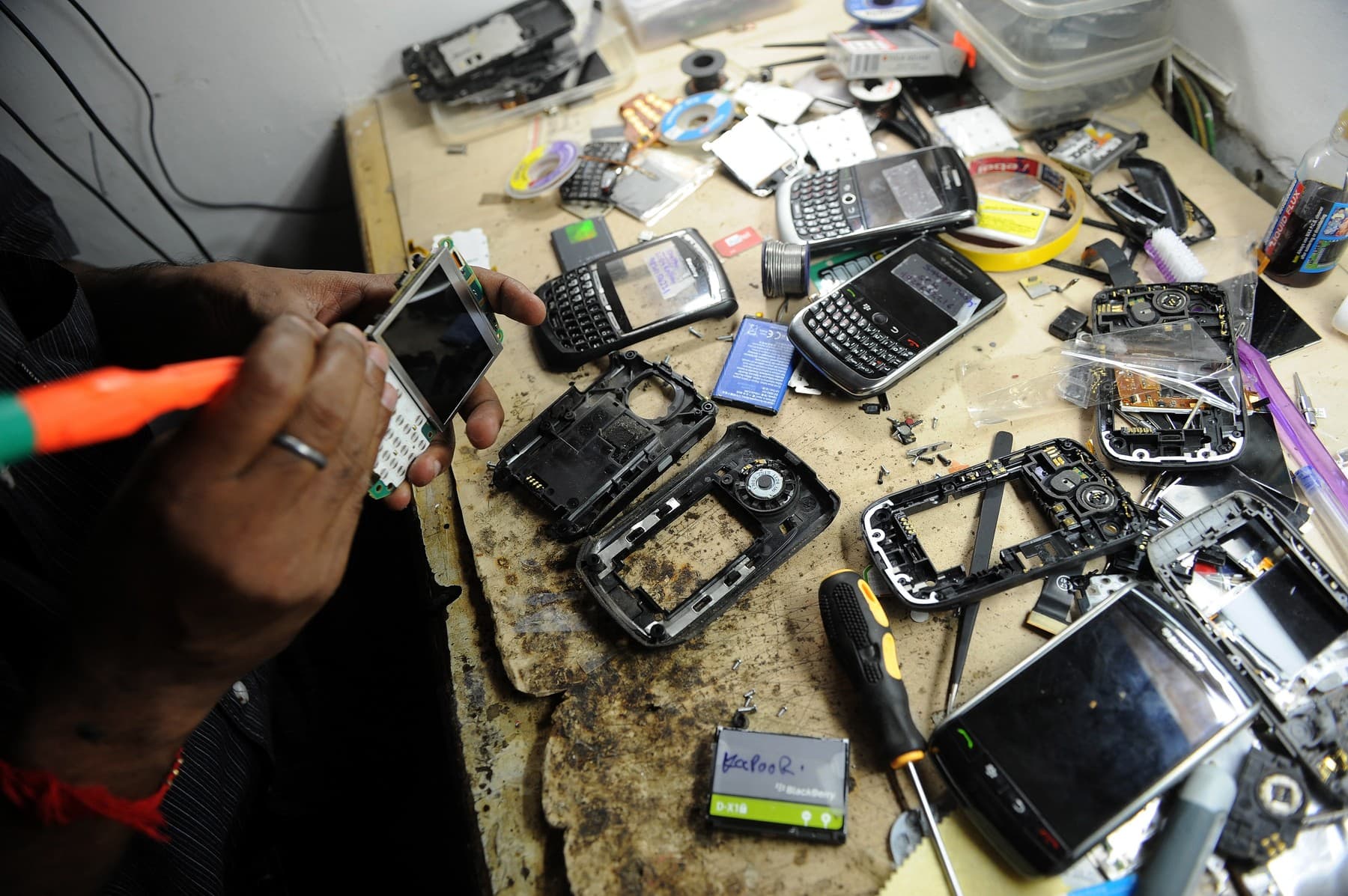 Pásmo Gaza v digitální temnotě. Staré telefony se platí vyváženým zlatem a teroristé se bojí telefonovat
