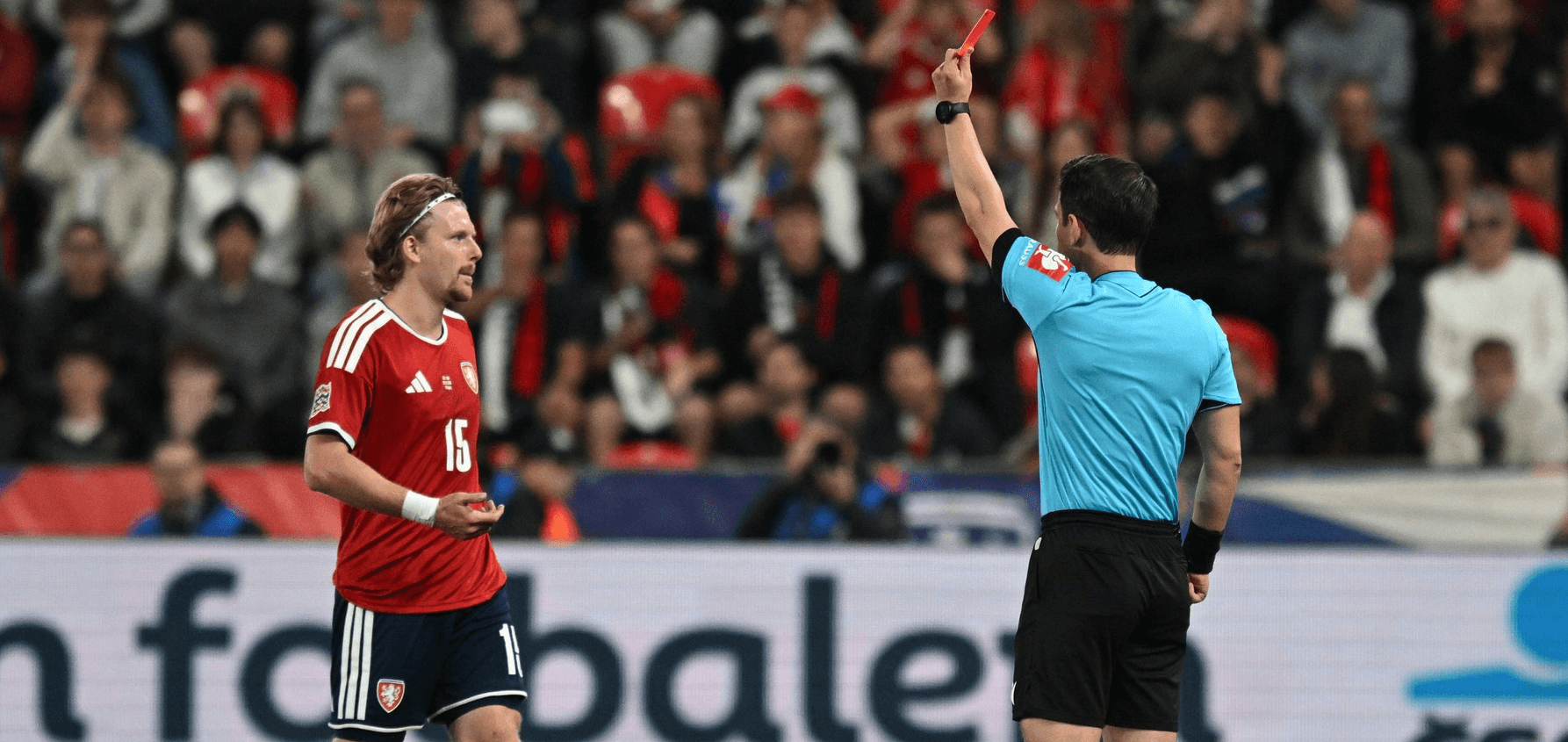 Červená byla jasná, kritika je oprávněná. Vlna, která se po Anglii valí na Šulce, už ale se sportem nesouvisí