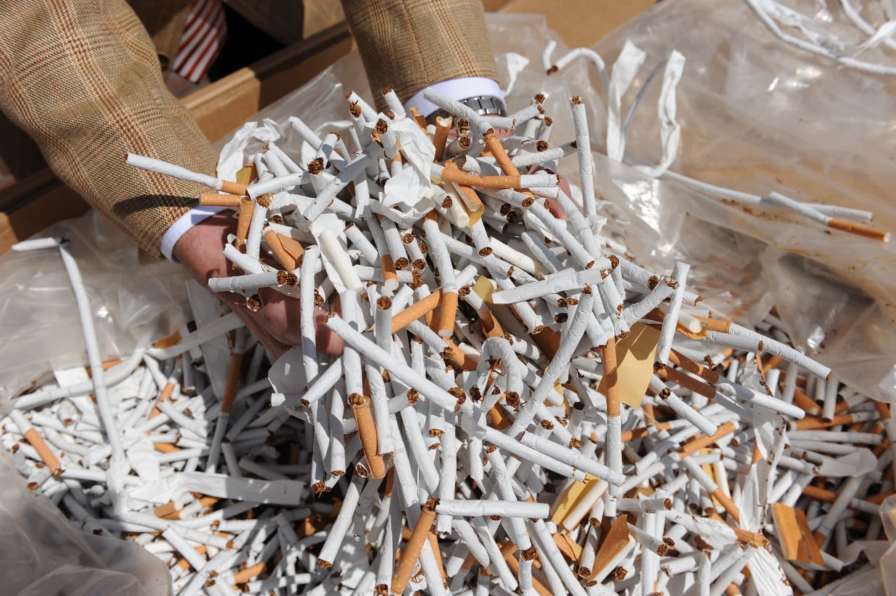 Češi kouří stále méně. Padělaných cigaret přesto koluje rekordní miliarda kusů