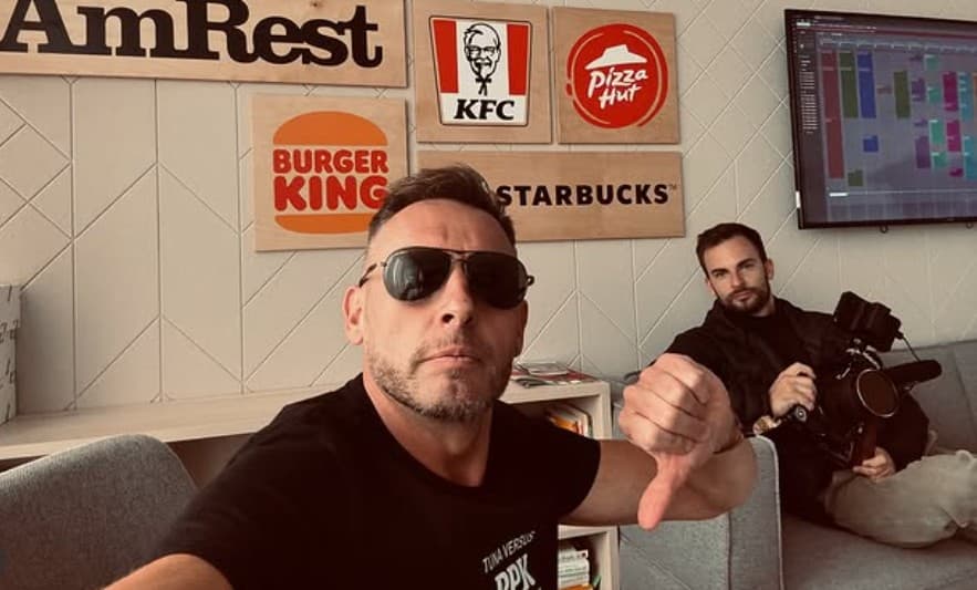 Triumf korporátního ticha. Vím všechno o skandálech v KFC, přesto dál slintám ve frontě na kyblík