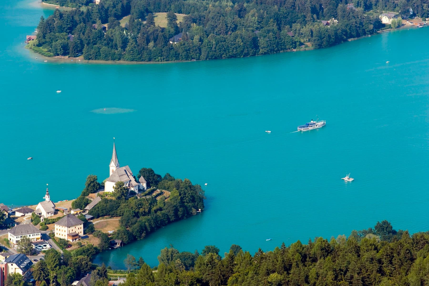Seznamte se: Wörthersee. Největší a nejteplejší jezero Korutan s vodou jako v moři.